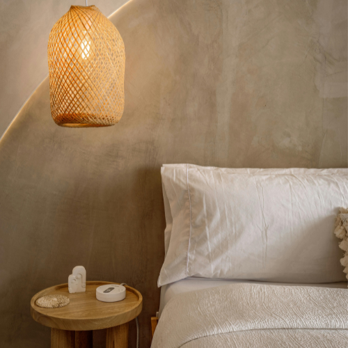 Imagen de organizadores para dormitorio: cajas apilables, canastos de tela y separadores en tonos neutros. Fondo con cama ordenada y luz natural, transmitiendo orden, calma y funcionalidad en un espacio minimalista.